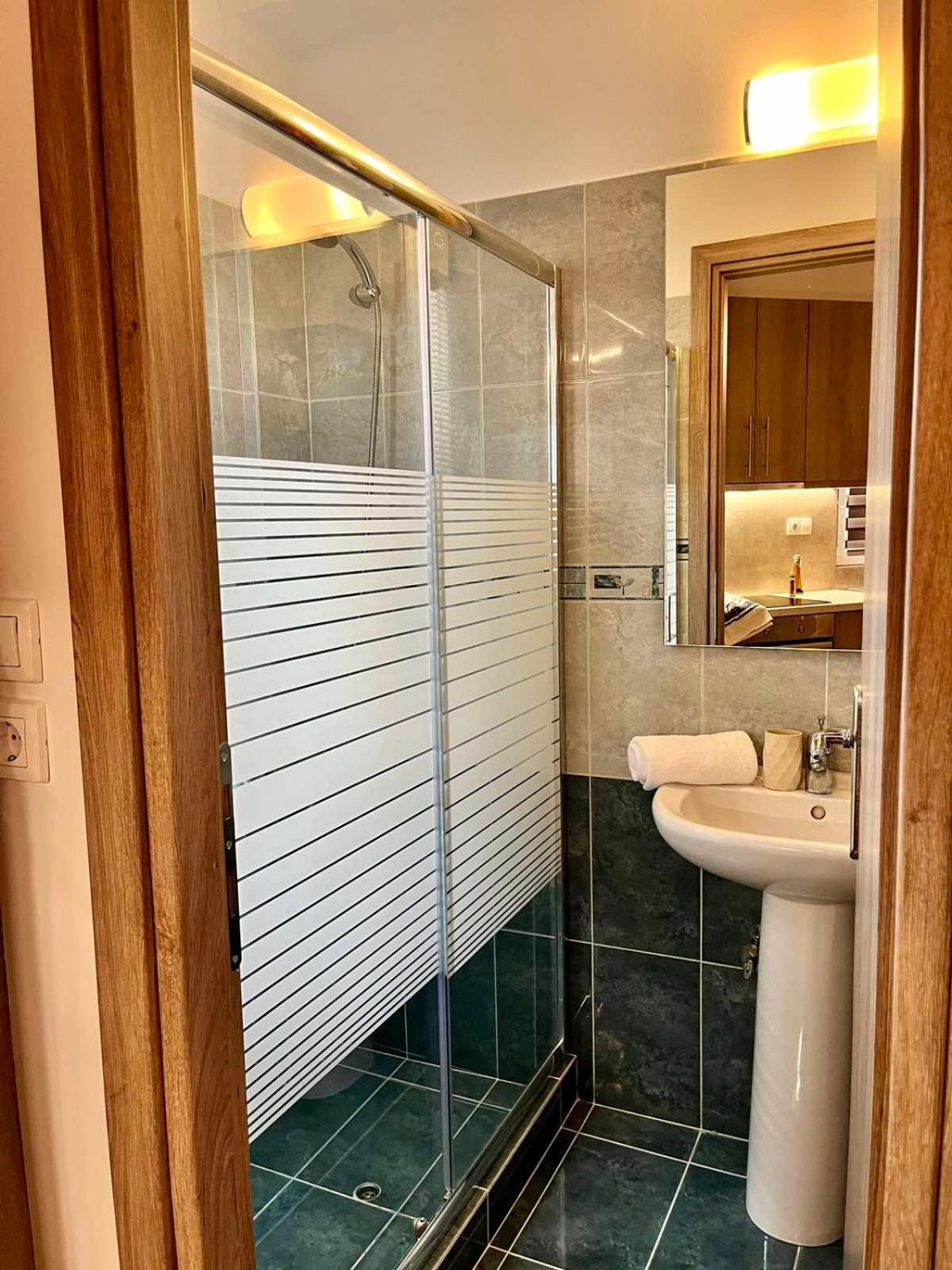Lia'S Luxury Apartment - Near Airport Koropion Ngoại thất bức ảnh